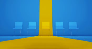 Cinq chaises bleues, celle du milieu étant bercée d'un rayon de soleil jaune