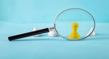 Loupe survolant des pièces d'un jeu d'échec