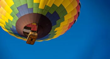 Montgolfière multicolore prenant son envol